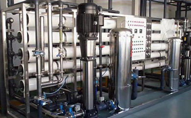 半導體超純水設備是應用于半導體生產零件清洗的超純水設備，需要符合特定的用水水質標準,半導體超純水設備出水水質要符合美國ASTM純水水質標準、我國電子工業電子級水質技術標準18MΩ.cm以上