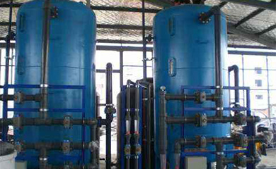 混床是指水依次通過裝有氫型陽離子交換樹脂的陽床和裝有氫氧型陰離子交換樹脂的陰床的系統。氫型陽交換床用于除去水中的陽離子；氫氧型陰離子交換床用于除去水中的陰離子。通過復床可將水中的種礦物鹽基本除去。為了獲取較好的除鹽效果，陽床內裝載強酸陽離子交換樹脂，陰床一般內裝載強堿陰離子交換樹脂?；齑惨卜譃轶w內同步再生