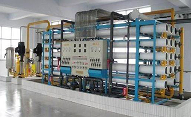       反滲透是最精密的膜法液體分離技術，在進水(濃溶液)側施加操作壓力以克服自然滲透壓，當高于自然滲透壓的操作壓力離加于濃溶液側時水分子自然滲透的流動方向就會逆轉，進水(濃溶液)中的水分子部份通過反滲透膜成為稀溶液側的凈化產水;反滲透設備能阻擋所有溶解性鹽及分子量大于100的有機物，但允許水分子透過，反滲透復合膜脫鹽