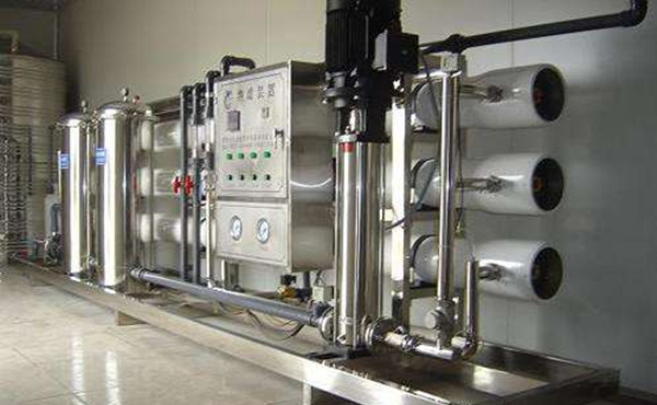 紙工業是與國民經濟發展息息相關的重要產業，還是一個工藝復雜資源消耗量大產生污染物多的工業，所以在水質上不能忽視。需要采用工業純水設備，根據需求采用一級工業純水設備和二級工業純水設備制取的純水來生產。