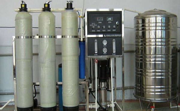 電子工業(yè)生產(chǎn)或者配件清洗需用到純水，水質(zhì)的高低也會(huì)影響生產(chǎn)。電子工業(yè)的高速發(fā)展表明一個(gè)國(guó)家的高新技術(shù)產(chǎn)業(yè)有了長(zhǎng)足進(jìn)步，我國(guó)幾十年來(lái)特別是進(jìn)入新世紀(jì)以來(lái)電子行業(yè)的有了穩(wěn)定快速的發(fā)展。電子工業(yè)包括半導(dǎo)體、芯片、線路板等，這些與人們的現(xiàn)在的生活密切相關(guān)。