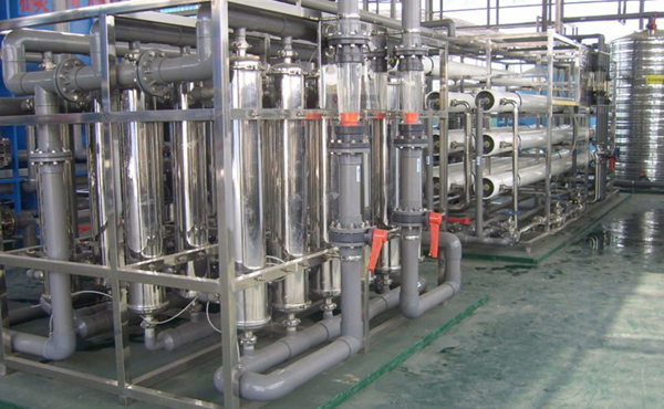       化工行業(yè)中的高純水主要應(yīng)用于電池行溶劑用純水、化學(xué)分析、化工材料、產(chǎn)品清洗、物質(zhì)的分離、濃縮、提純，廢物回收等場(chǎng)合的用水，對(duì)于水質(zhì)要求相對(duì)來(lái)說(shuō)不是太高，純水電導(dǎo)率從0.1uS/cm-20uS/cm就基本上能滿足要求。我們公司可根據(jù)客戶(hù)對(duì)水質(zhì)的具體要求，采用反滲透，離子交換，EDI等超純水生產(chǎn)工藝的不同組合，生產(chǎn)出即經(jīng)濟(jì)實(shí)用，又