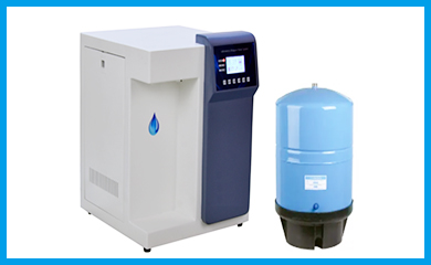 實(shí)驗(yàn)室超純水機(jī)有著彩色的液晶顯示器和獨(dú)有的多行顯示系統(tǒng)，設(shè)備操作簡(jiǎn)單；設(shè)備的主機(jī)連接著微電腦控制系統(tǒng)，有著自動(dòng)檢測(cè)修復(fù)功能；一機(jī)能同時(shí)制備取用超純水和純化水，實(shí)驗(yàn)、分析、科研等各類清洗均可滿足；該實(shí)驗(yàn)室超純水設(shè)備具有具備開(kāi)機(jī)自檢、缺水保護(hù)報(bào)警、停電自動(dòng)復(fù)位、純水桶滿水后自動(dòng)停機(jī)、超低壓保護(hù)、RO自動(dòng)沖洗功能....