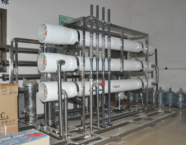       制藥行業(yè)純化水裝置，出水的水質符合美國GMP的認證，設備運行起來安全可靠，設備運行費用低。作為權威的純化水設備廠家，多年的生產經驗，良好的口碑和信譽，都成了很多用戶選擇我公司的原因。